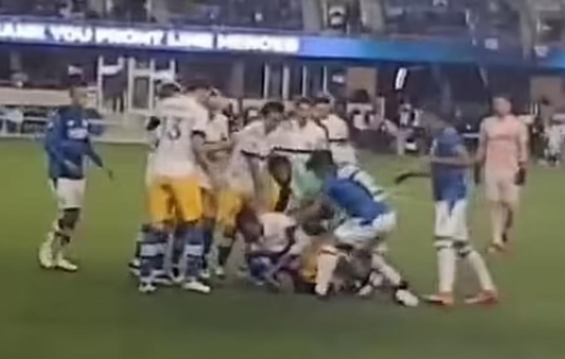 [VIDEO] Aficionado invade el Cruz Azul vs. Earthquakes para golpear a jugador