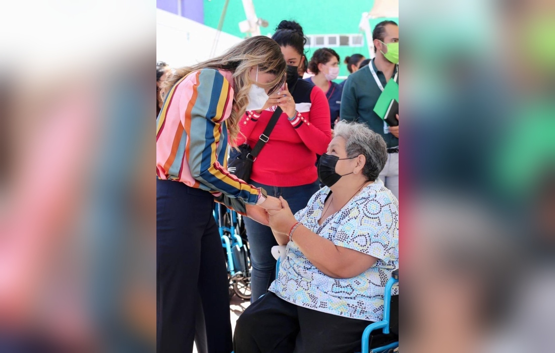 Entrega DIF Estatal sillas de ruedas y bicicletas a personas del CREE