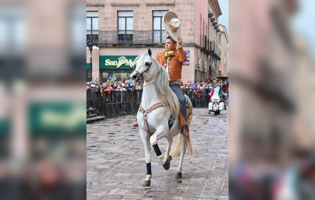 Así encabezó Ricardo Gallardo el desfile militar por 212 aniversario del Grito de Independencia